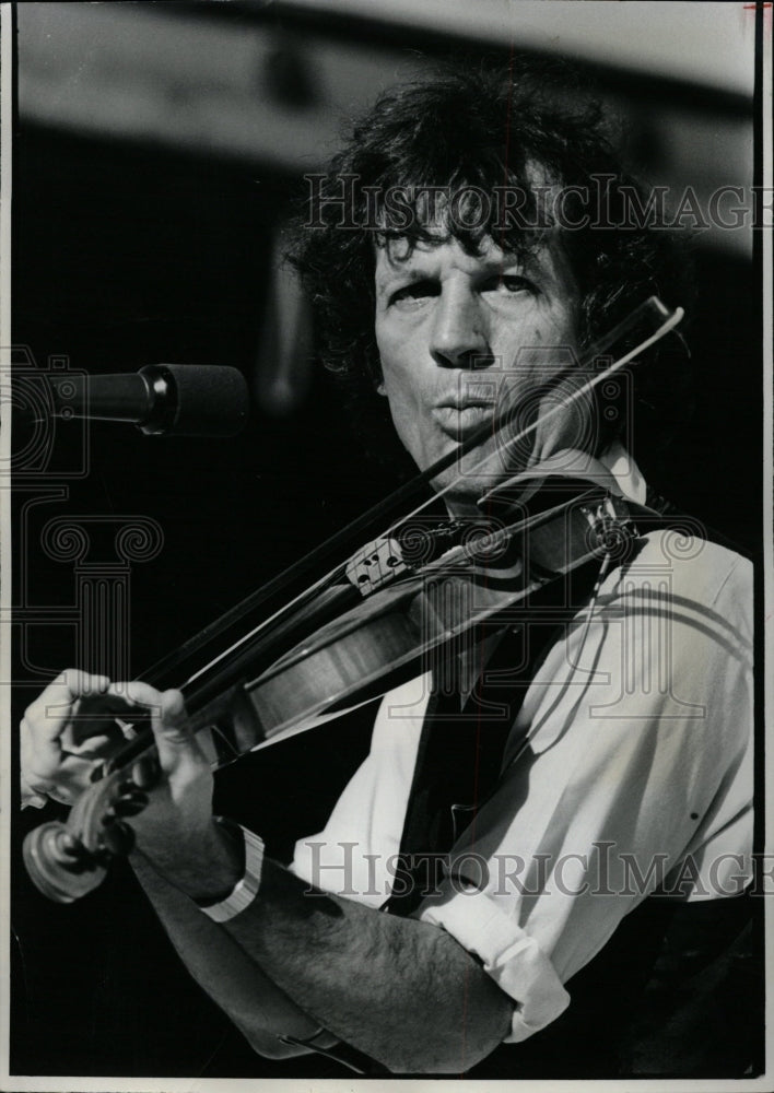 1980 Press Photo Musician Fiddler Bluegrass Fans John - RRW11897 - Historic Images