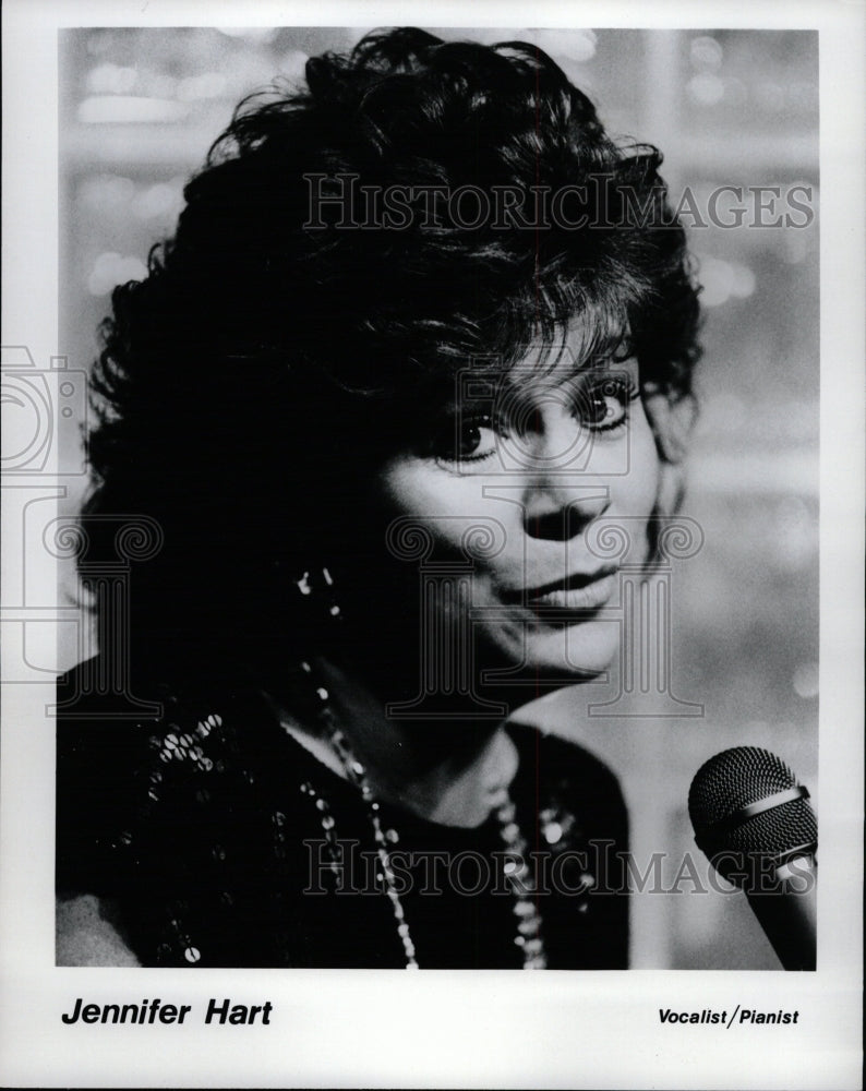 1989 Press Photo Jennifer Hart Vocalist Pianist Smile - RRW11937 - Historic Images