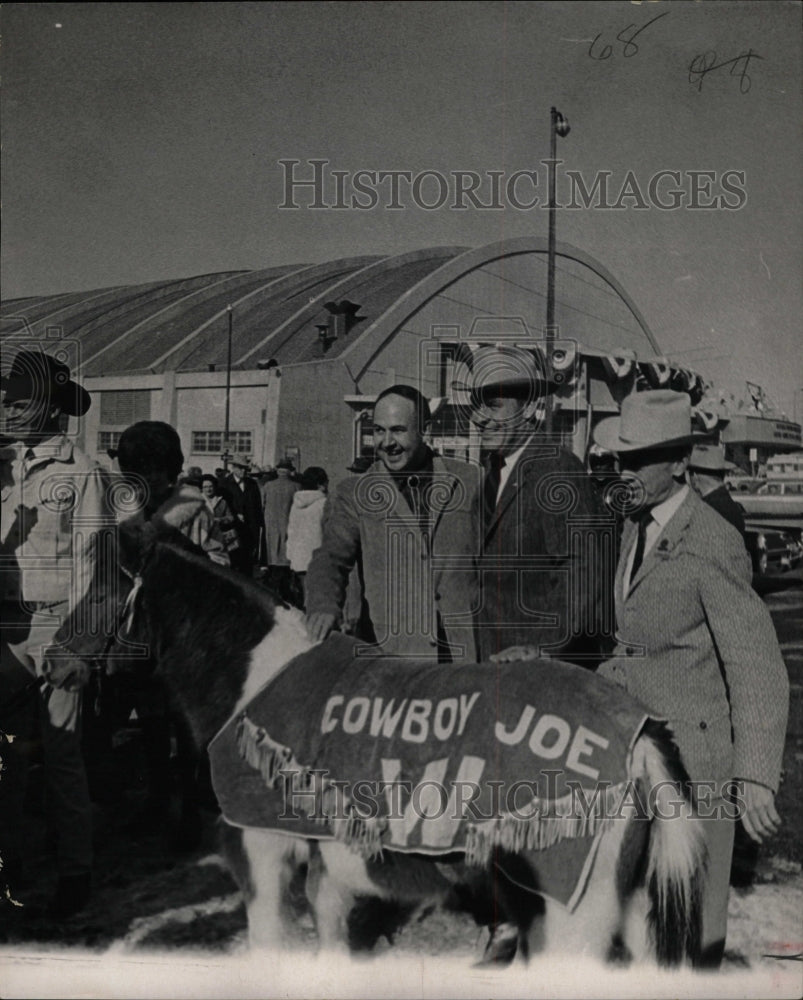 1963 Press Photo Stan Hathaway Governor Stock Show - RRW11979 - Historic Images