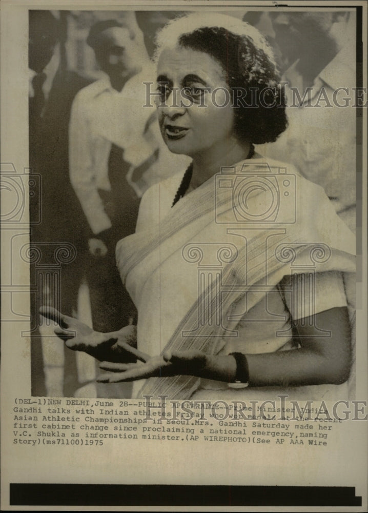 1975 Press Photo Athletes Prime Minister Indira Gandhi - RRW12139 - Historic Images