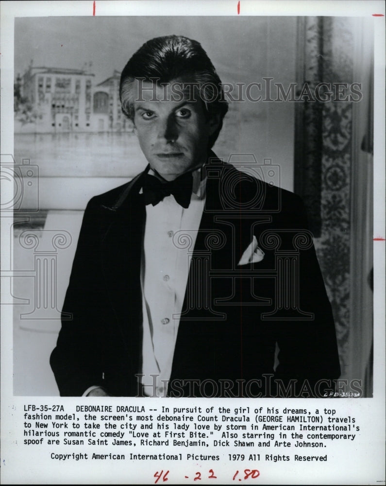 1983 Press Photo Count Dracula George Hamilton Fashion - RRW12225 - Historic Images