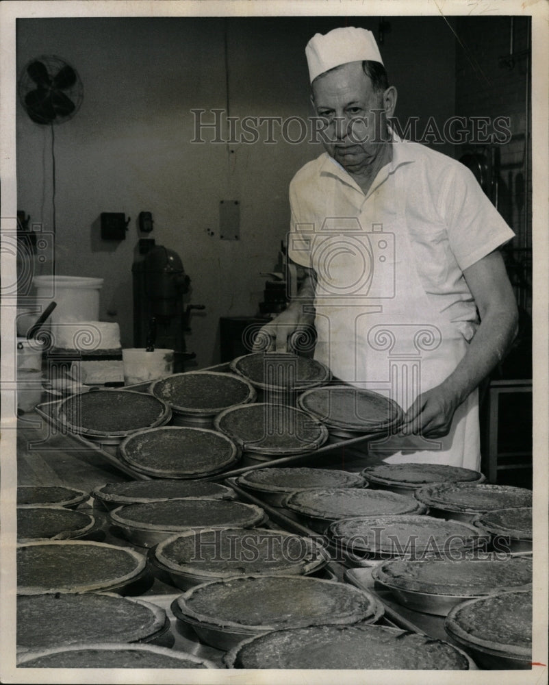 1967 Press Photo Ken Mayes pumpkin plus dozen cakes - RRW12487 - Historic Images