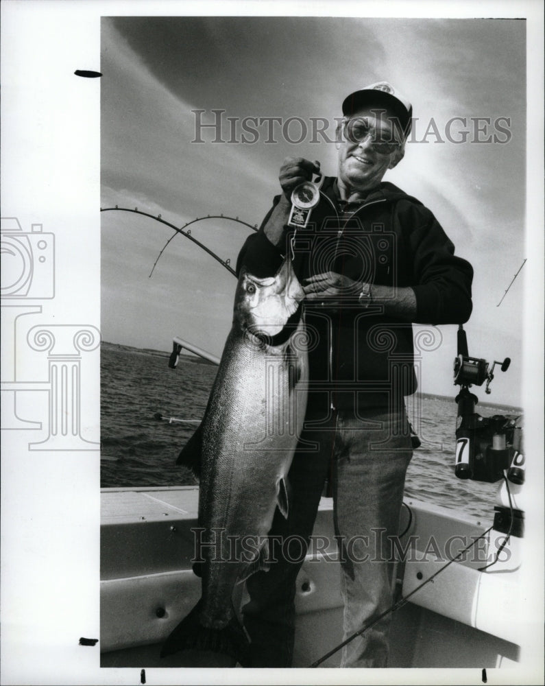 1989 Press Photo Tom McBride Fisherman Salmon caught - RRW12599 - Historic Images