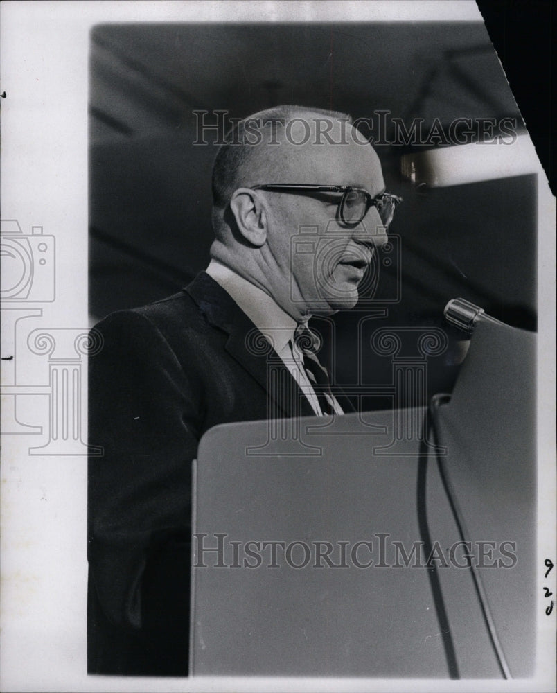 1967 Photo William Luneburg Holds Stockholders Meeting - RRW12617 - Historic Images