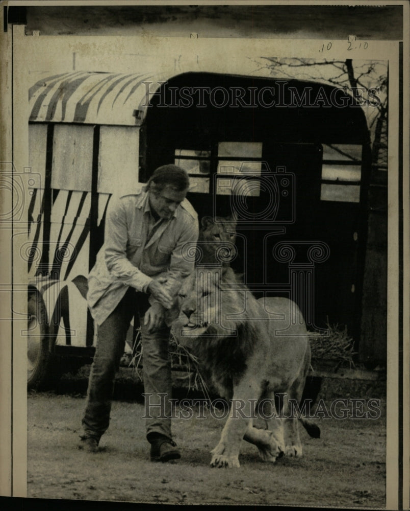 1971 Press Photo Gardner McKay bids Farewell Lions pet - RRW12817 - Historic Images