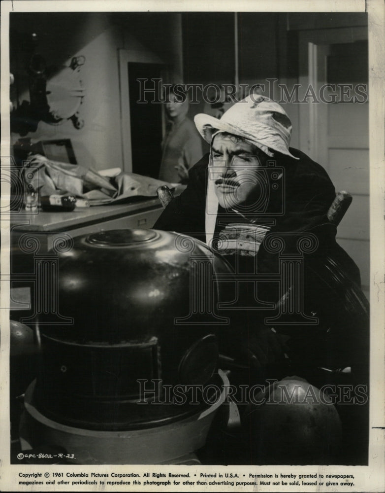 1982 Press Photo Seasick captain Ernie Kovacs Scene Shp - RRW12967 - Historic Images