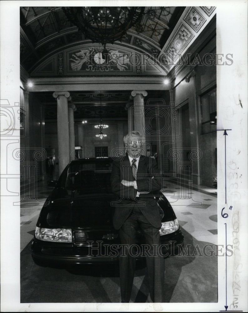 1989 Press Photo Roger Smith sit hood Lumina Lobby - RRW12991 - Historic Images