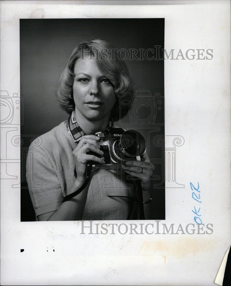 1977 Press Photo Barbara McClellan News Photographer - RRW13079 - Historic Images