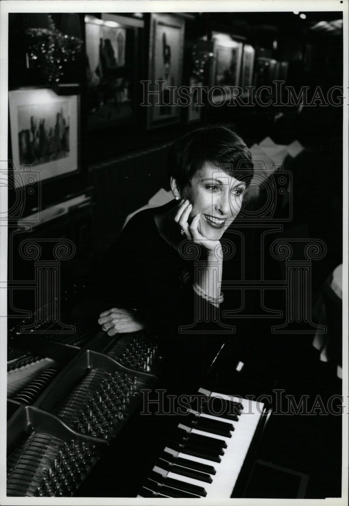 1993 Press Photo Amanda McBroom Russian Tea Room - RRW13255 - Historic Images