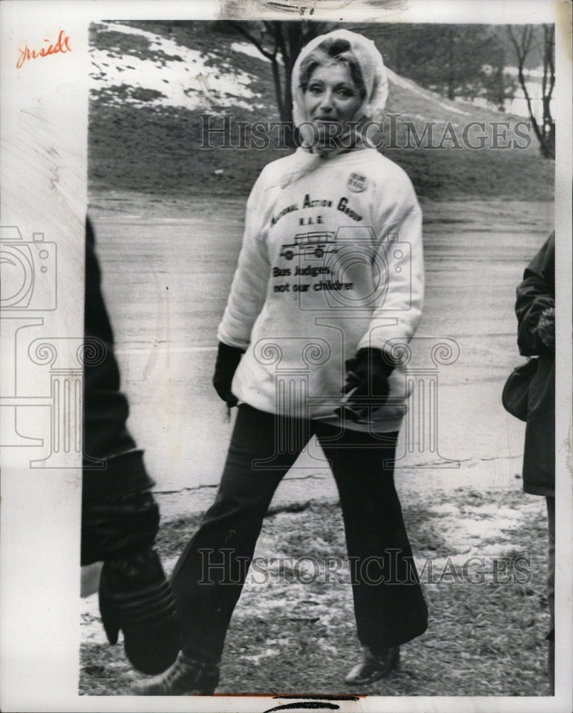 1972 Press Photo Woman Walking Irene McCable - RRW13257 - Historic Images