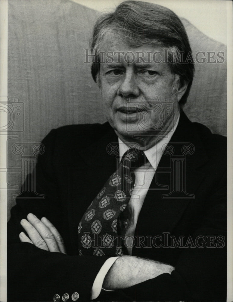 1977 Press Photo President Jimmy Carter Suit Arms - RRW13311 - Historic Images