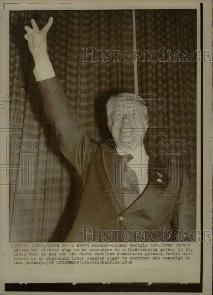 1976 Press Photo Jimmy Carter Victory Sign St. Louis - RRW13315 - Historic Images