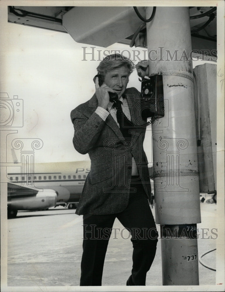 1970 Press Photo Lloyd Bridges airport boss Jim Conrad - RRW13515 - Historic Images