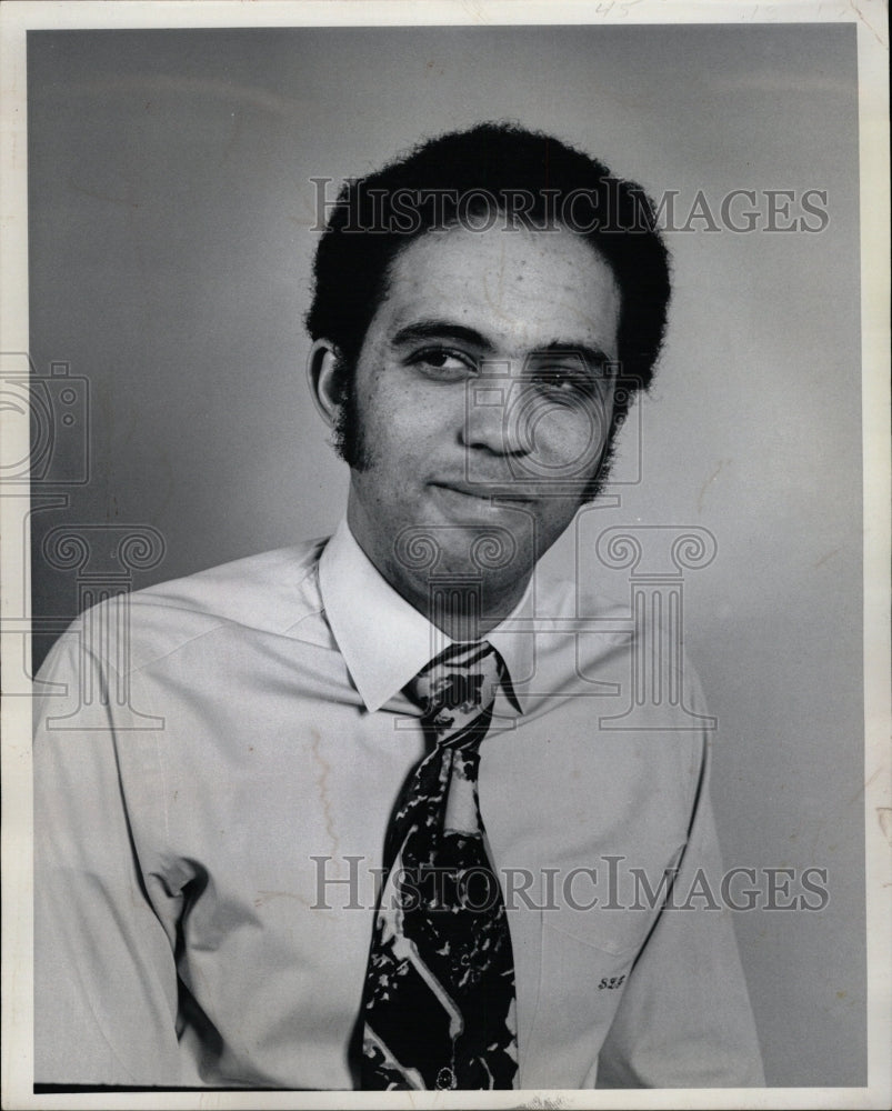 1972 Press Photo Steve Johnson Dress Tie Laugh Great - RRW13649 - Historic Images