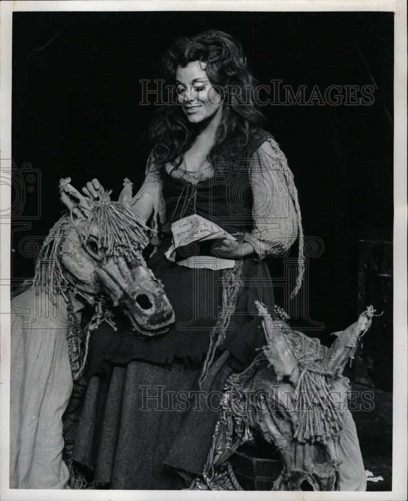 1975 Press Photo Susan Long Dinner Theater Chanhassen - RRW13689 - Historic Images