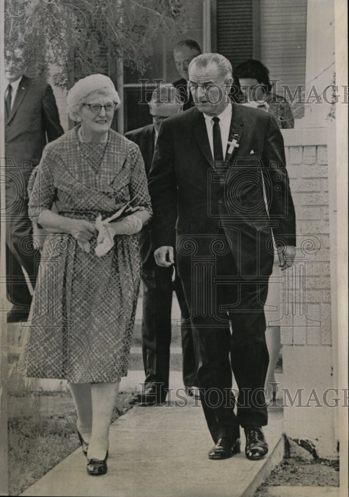 1985 Press Photo Johnson Escorts Mrs Kate Loney Johnson - RRW13719 - Historic Images