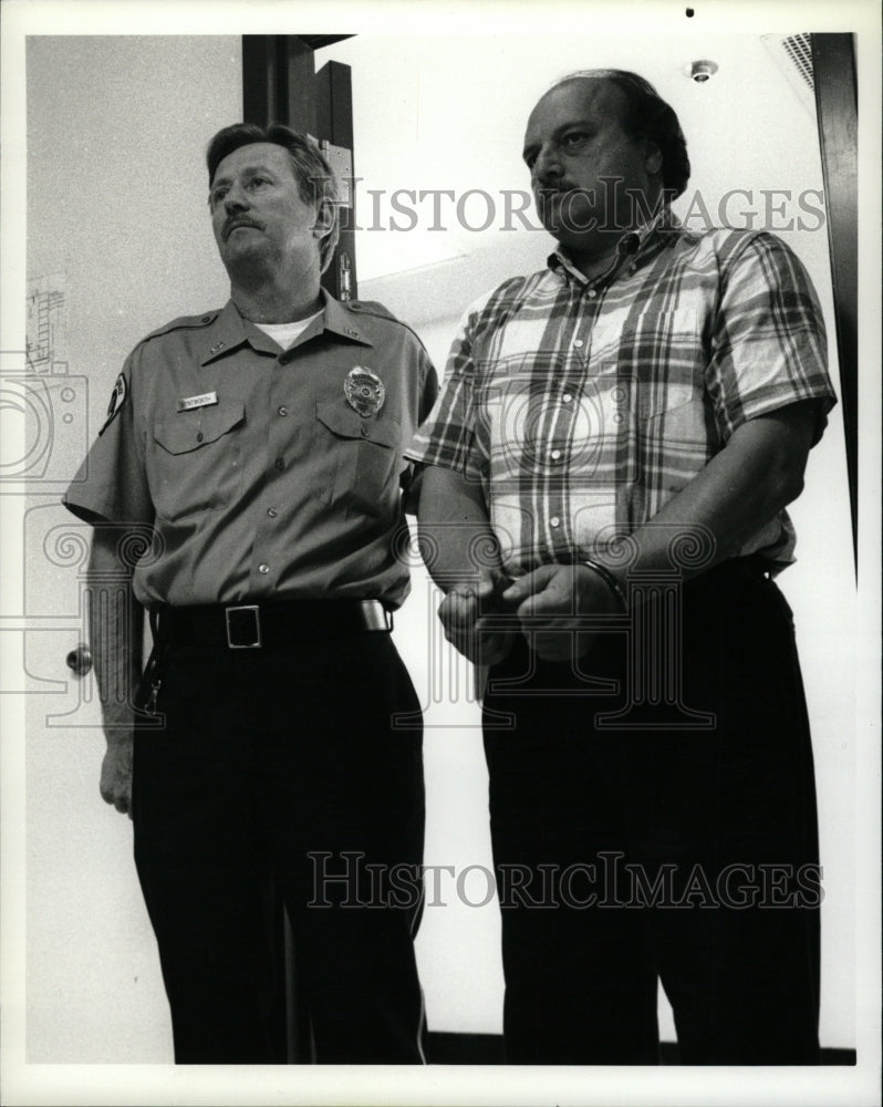 1994 Press Photo Dennis Franz Alley Mills star Moment - RRW13979 - Historic Images