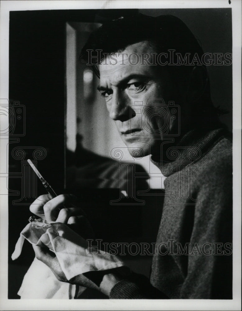 1977 Press Photo Laurence Harvey film stage star scene - RRW14087 - Historic Images