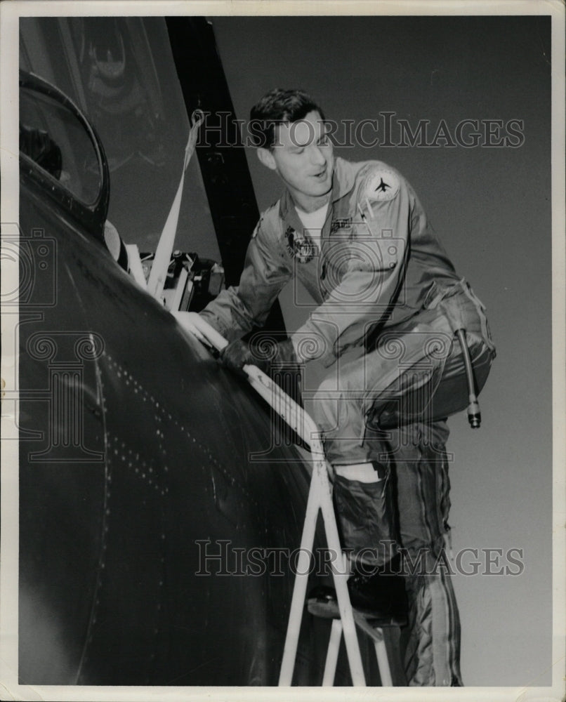 1967 Press Photo Caption James Fletcher Denver Boards - RRW14157 - Historic Images