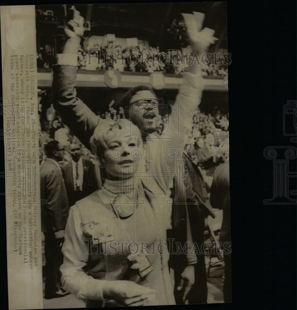 1968 Press Photo Shirley MacLaine Roosevelt Grier Star - RRW14473 - Historic Images