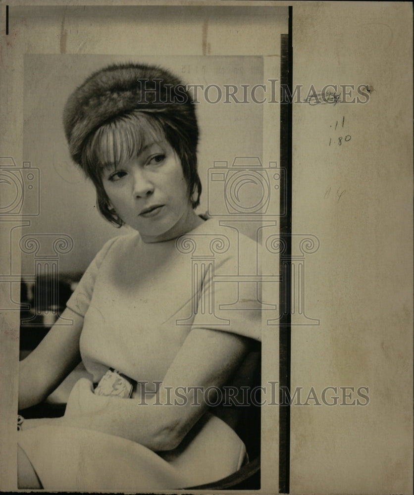 1970 Press Photo Shirley MacLaine First Book - RRW14513 - Historic Images