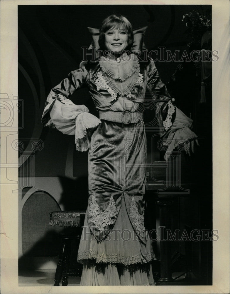 1977 Press Photo Shirley MacLaine America Academy Award - RRW14519 - Historic Images