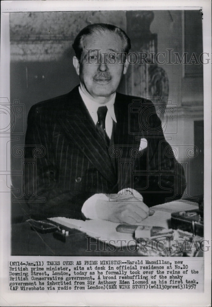 1957 Press Photo Harold Macmillan Downing Street Desk - RRW14577 - Historic Images