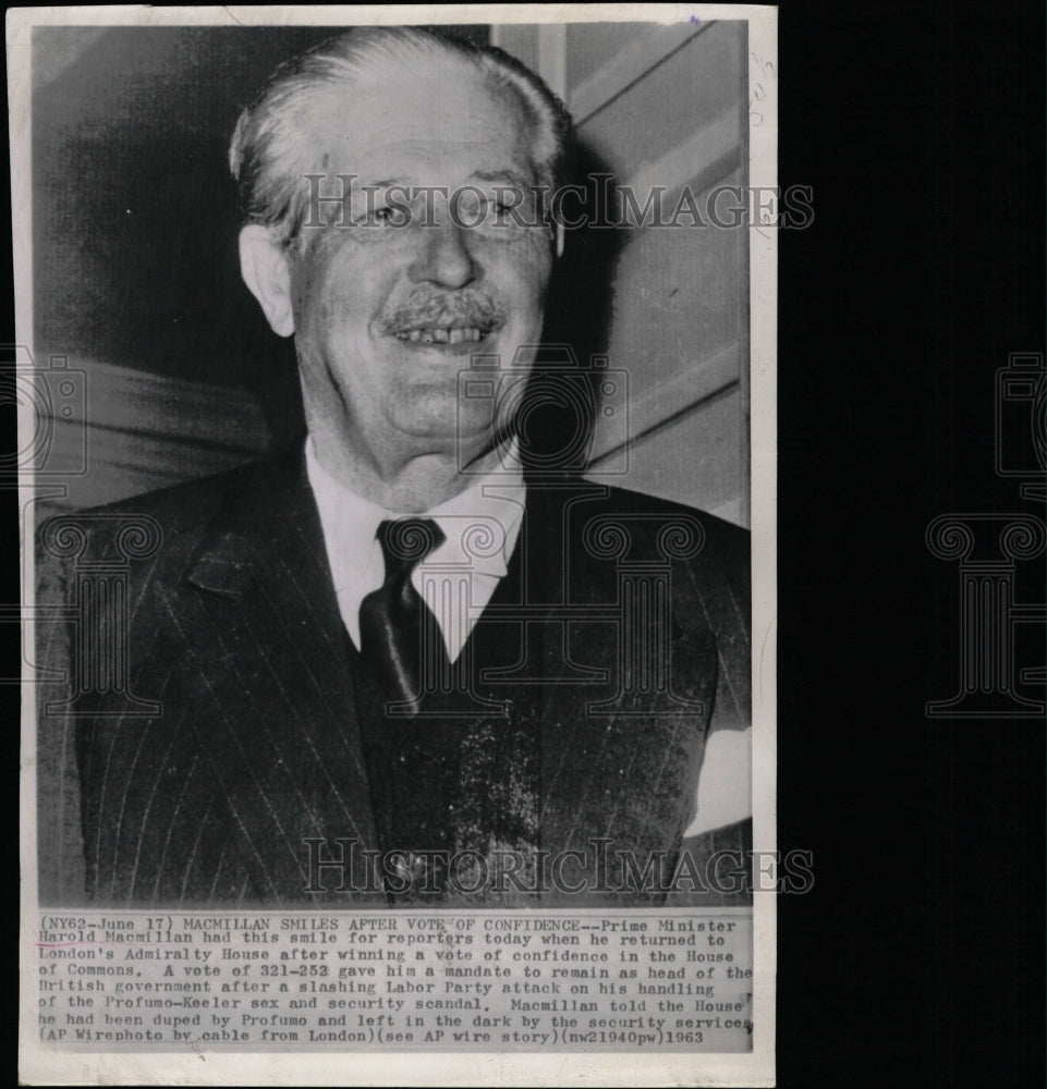 1963 Press Photo Harold Macmillan smile vote reporters - RRW14607 - Historic Images