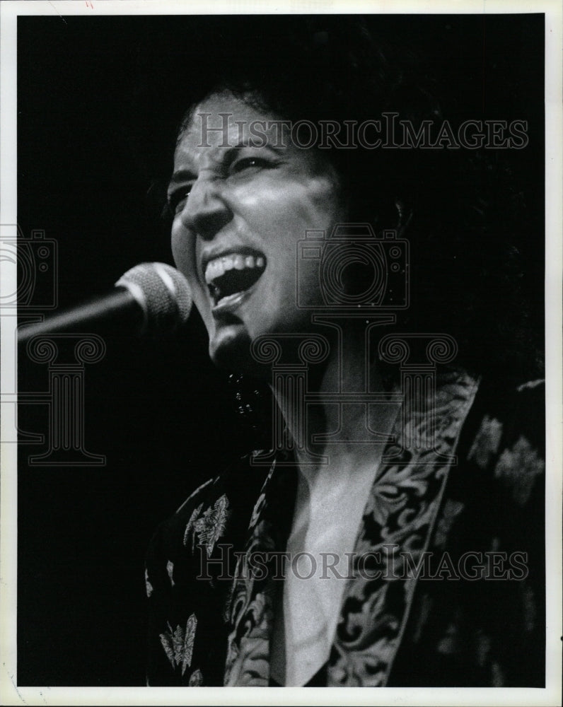 1994 Press Photo Kelly Hunt Singer Musician - RRW14651 - Historic Images