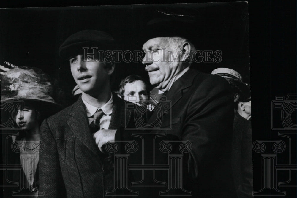 1970 Press Photo Harry Holcombe Beau Bridges Gaily - RRW14759 - Historic Images