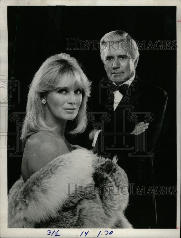 1981 Press Photo Linda Evans John Forsythe Denver nice - RRW14859 - Historic Images