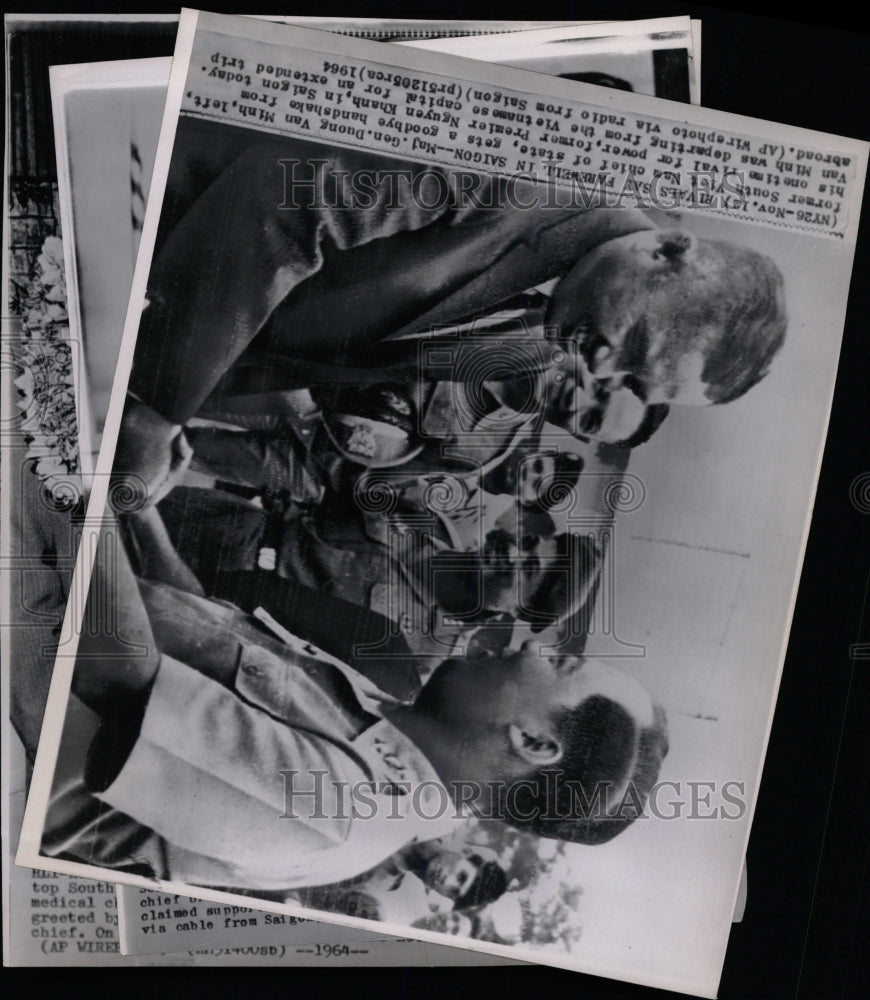 1964 Press Photo Maj.Gen.Duong Van Minh gets goodbye. - RRW14959 - Historic Images