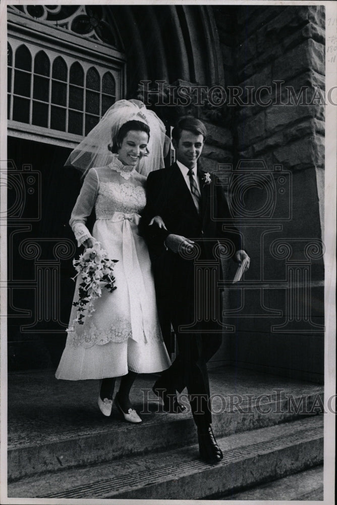 1971 Press Photo Mr Mrs Edward Throne Able Church Marks - RRW15205 - Historic Images