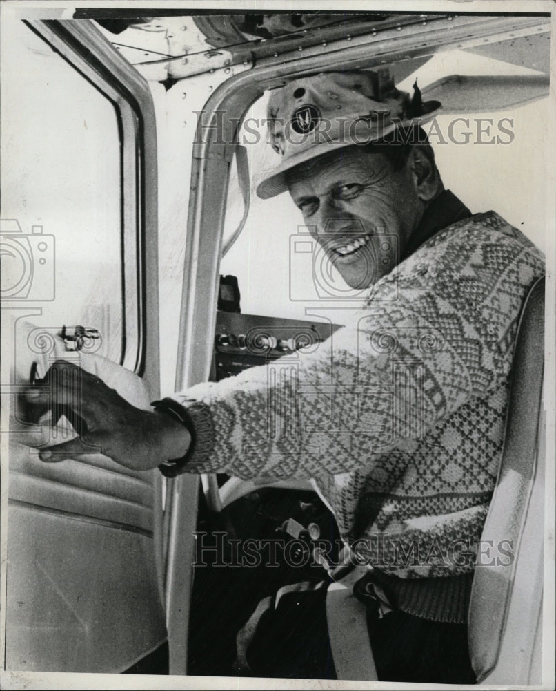 1977 Press Photo Ed Mack Miller Aviation writer - Historic Images