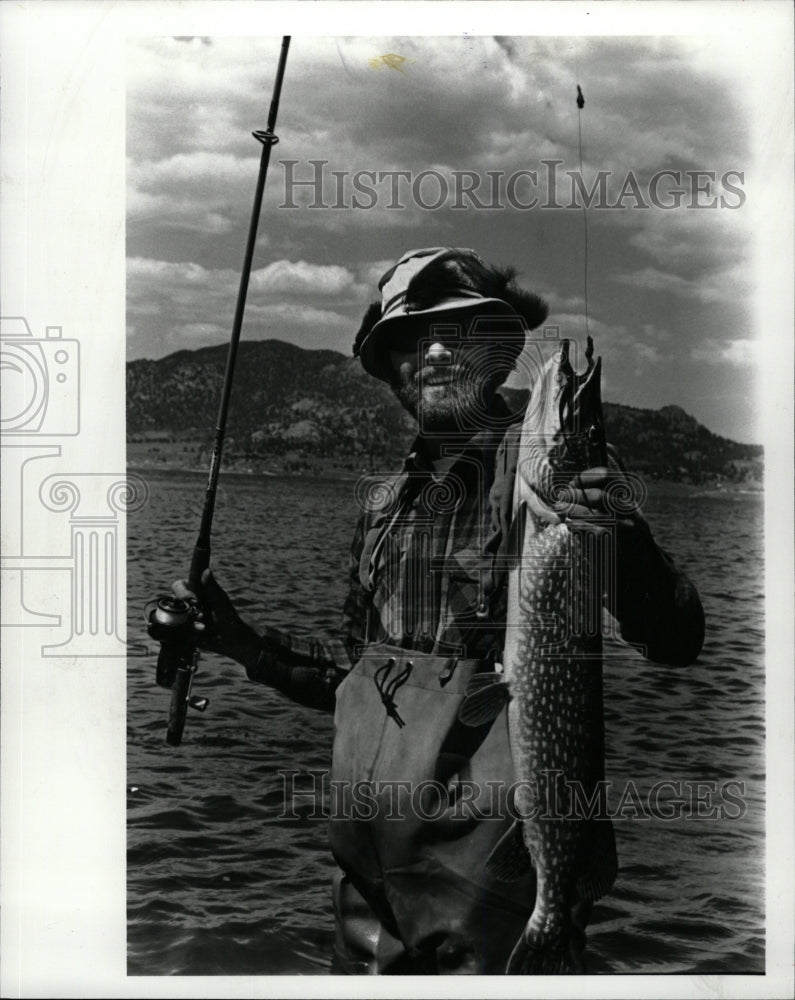 1982 Press Photo Roger Miller Fisherman Musician Singer - RRW15715 - Historic Images