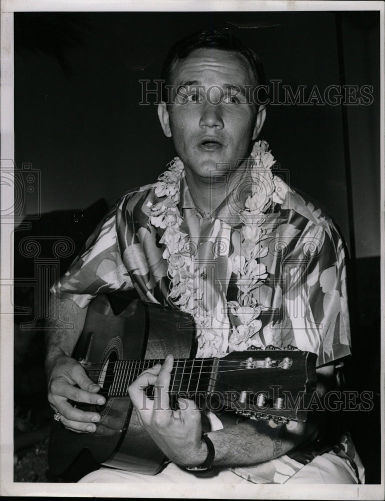 1965 Press Photo Roger Miller Goofy song Success Gitar - RRW15739 - Historic Images