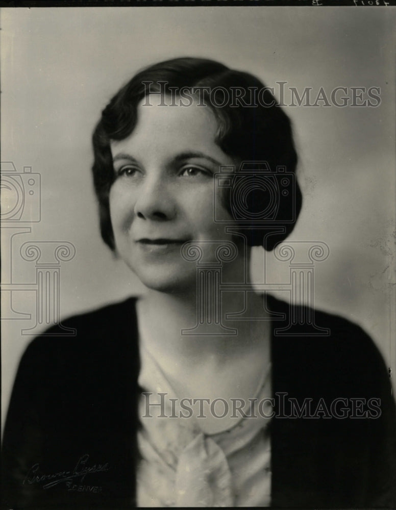 1931 Press Photo Mrs Allen Bert Harrison pose wears - RRW15837 - Historic Images