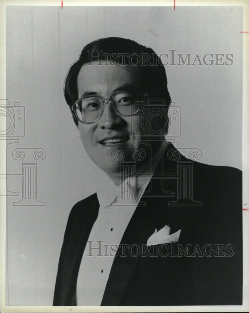 1989 Press Photo Hao Jiang Tian conductor summit choir - RRW15841 - Historic Images