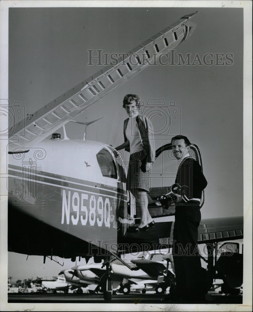 Press Photo Mrs Marion Bob Auburn poses plane traveling - RRW15931 - Historic Images