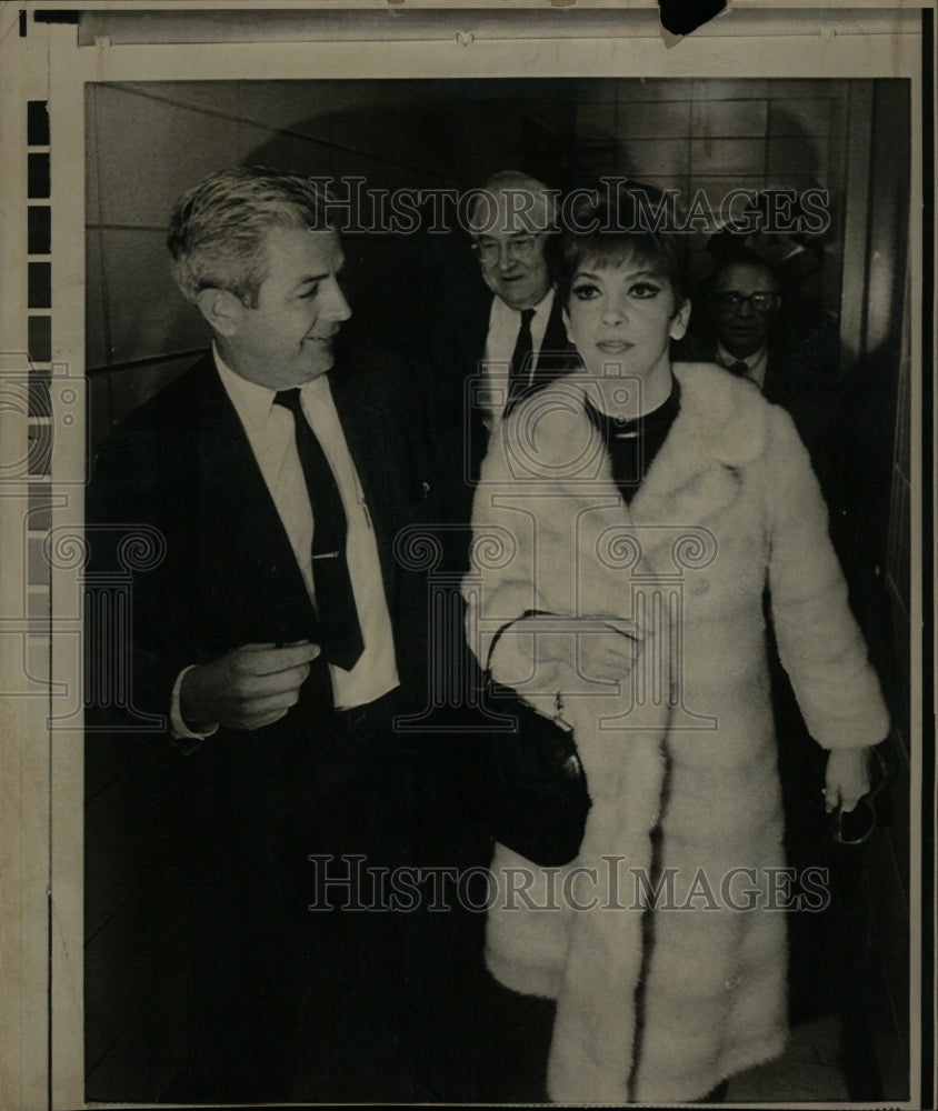 1969 Press Photo Gina Lollobrigida Play Coy Reporter - RRW15971 - Historic Images