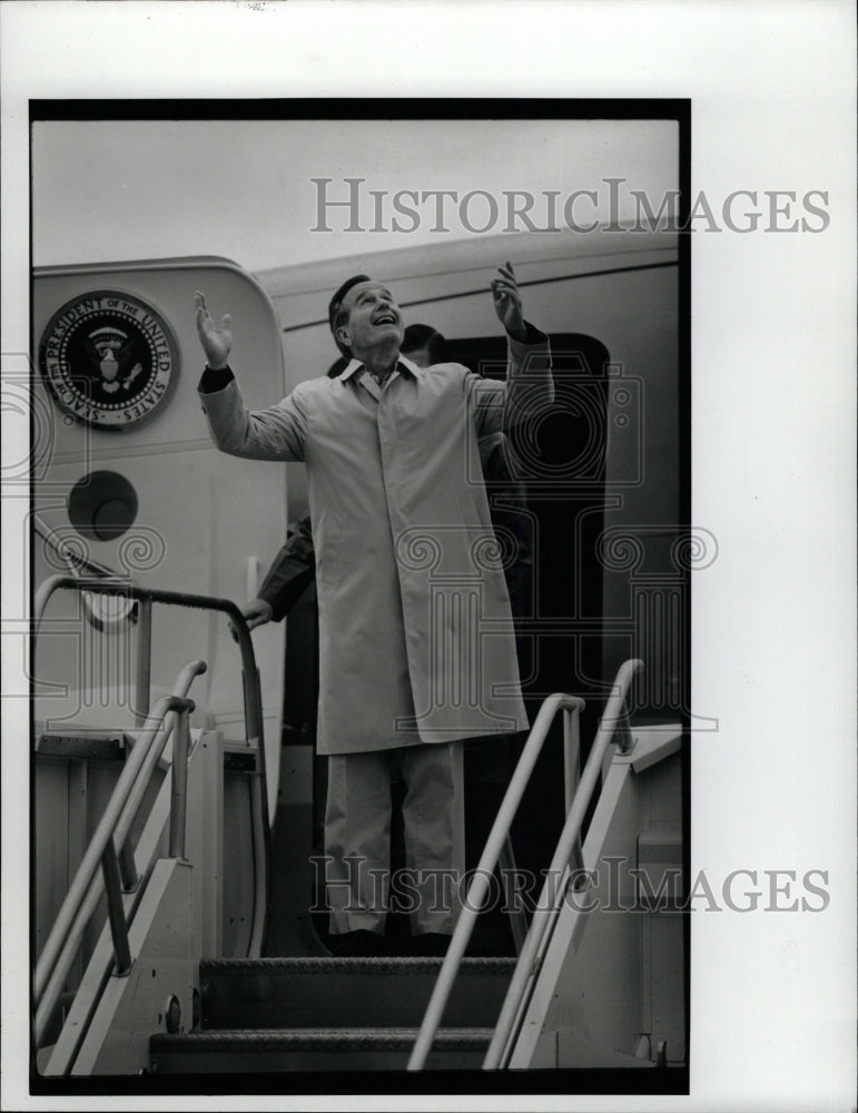 1990 Press Photo President Bush Arrives in Cheyenne, WY - RRW16277 - Historic Images