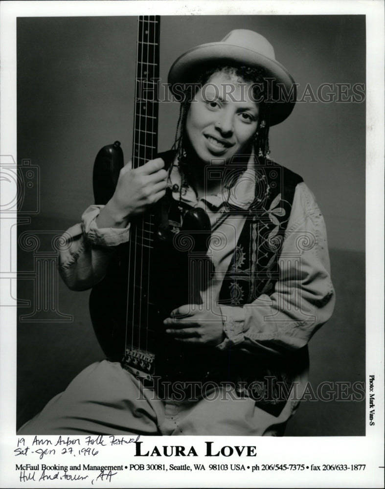 1996 Press Photo Laura Love American Singer Guitarist - RRW16393 - Historic Images