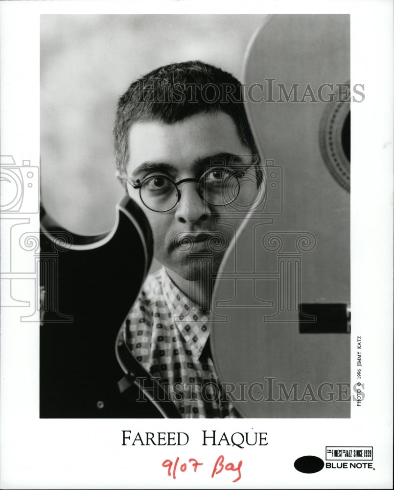 1996 Press Photo Fareed Haque guitar virtuoso player - RRW16511 - Historic Images