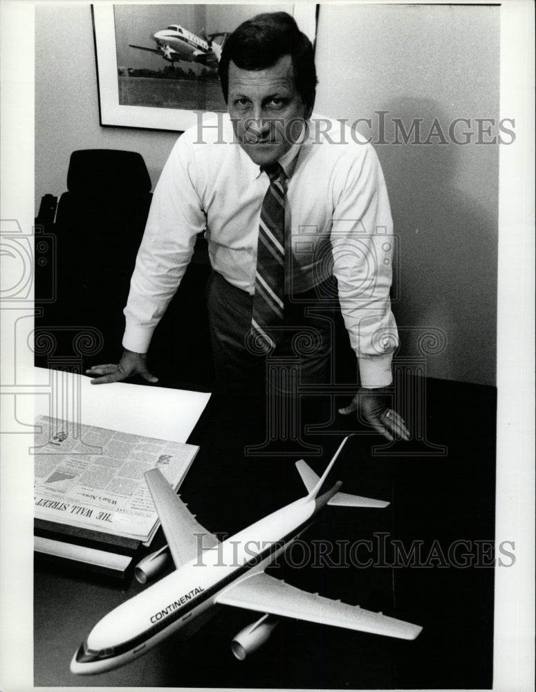 1989 Press Photo Mickey Foret Aeroplane Model Table - RRW16597 - Historic Images