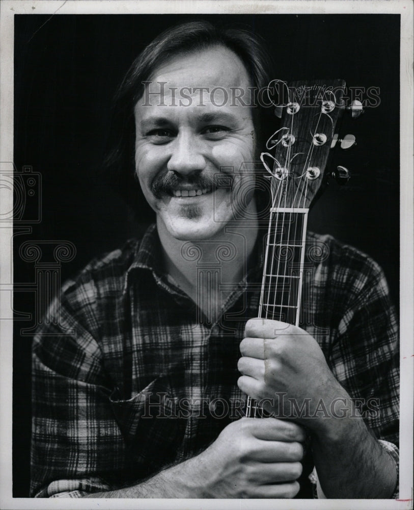 1981 Press Photo Justin Bishop Folksinger Bluegrass Mus - RRW16619 - Historic Images