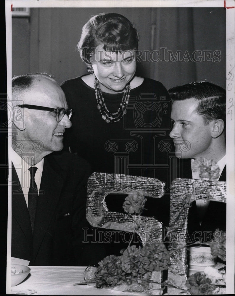 1962 Press Photo Bascom Fowler Kathie Forsyth Long man - RRW16683 - Historic Images