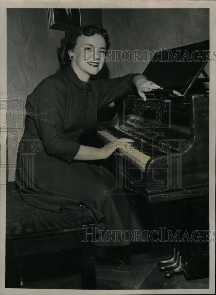 1950 Press Photo Adelaide Bishop busy girl Piano Music - RRW16731 - Historic Images