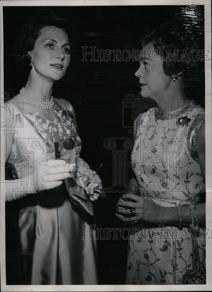 1984 Press Photo Lady Ormsby Gore Mrs Melving Roberts - RRW16881 - Historic Images