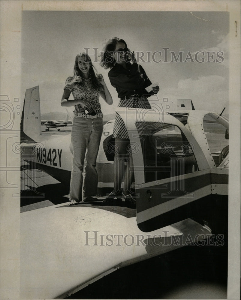 1972 Press Photo Walker Mrs Harris airplane test ride - RRW17133 - Historic Images