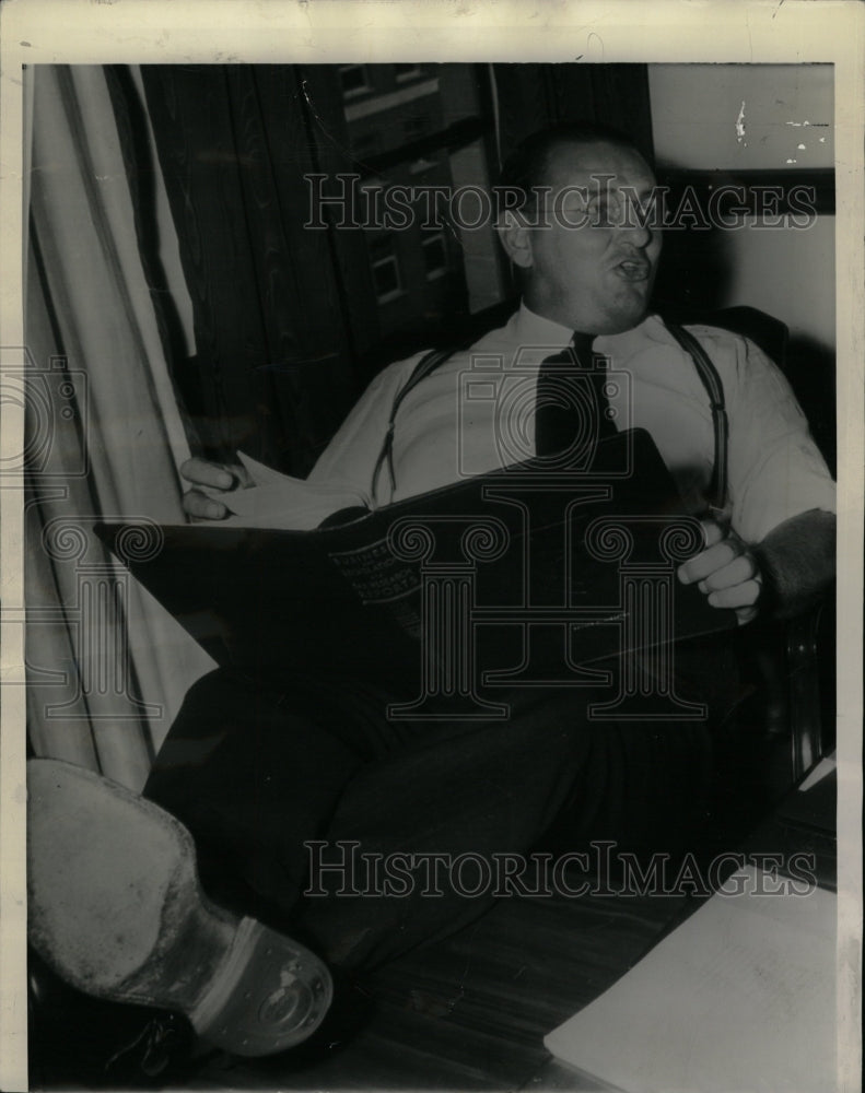 1943 Press Photo Leon Henderson America OPA Price job - RRW17199 - Historic Images